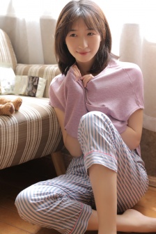 情侣在房间打扑克